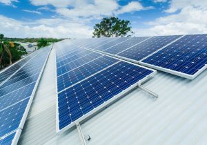 Panneaux solaires installés sur une toiture en bac acier